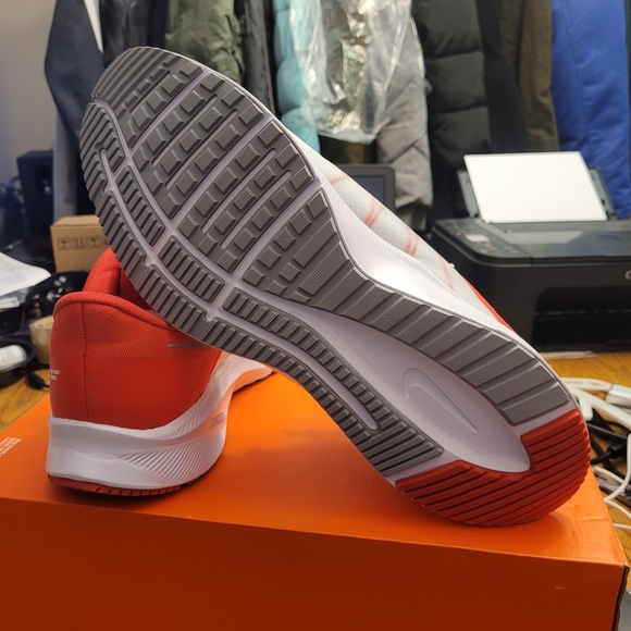 Man's Nike Sneaker - Picture 6 of 10